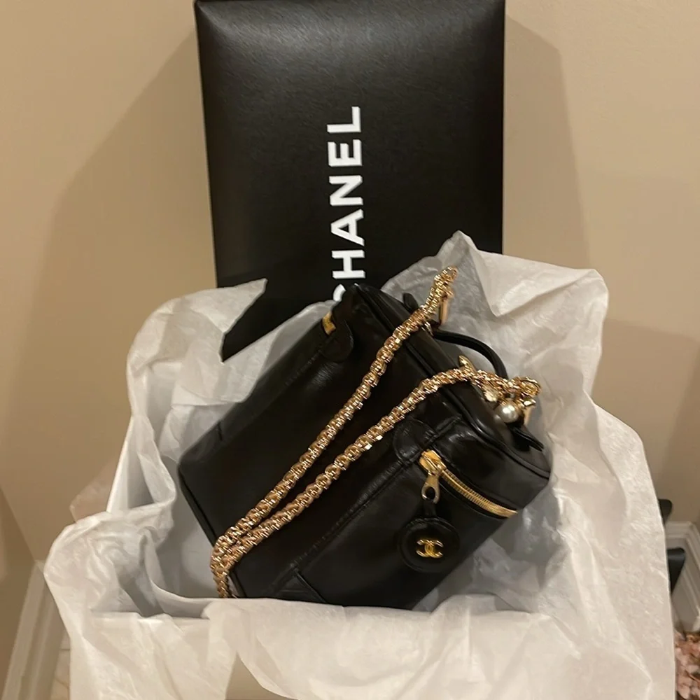 CHANEL COCO MARK MATTELLASSE LEATHER VANITY BAG TO CROSS BODY
